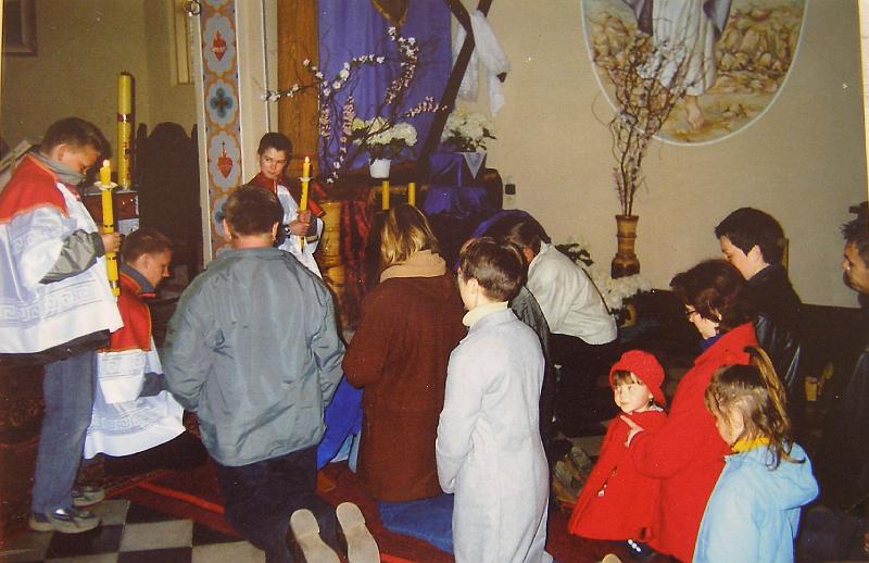 parafia polskokatolicka 2_02.jpg - Rok 2003. Nabożeństwo Adoracji Krzyża w Wielki Piątek